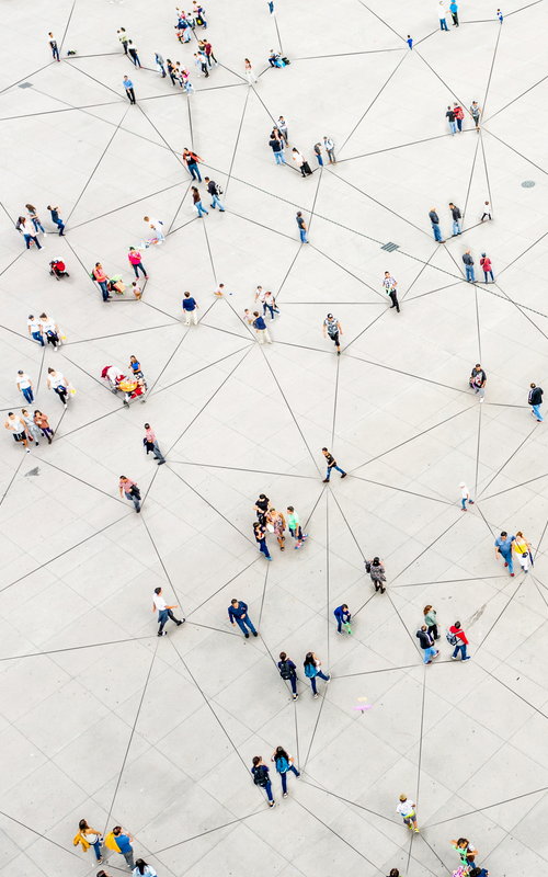Komplexität anhand eines Netzwerkes von Menschen (iStock / Natalia Kolesnikova )