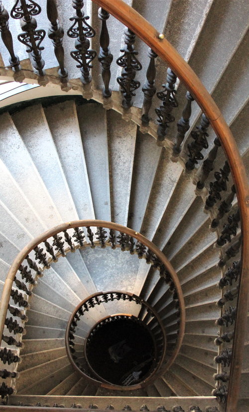 Veränderung durch eine Wendeltreppe illustriert (iStock / Natalia Kolesnikova )